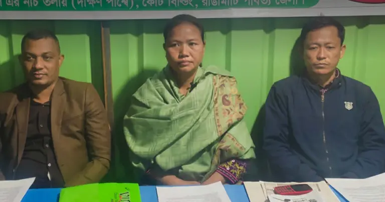 সাংবাদিকদের সঙ্গে কথা বলেছেন জুঁই চাকমা